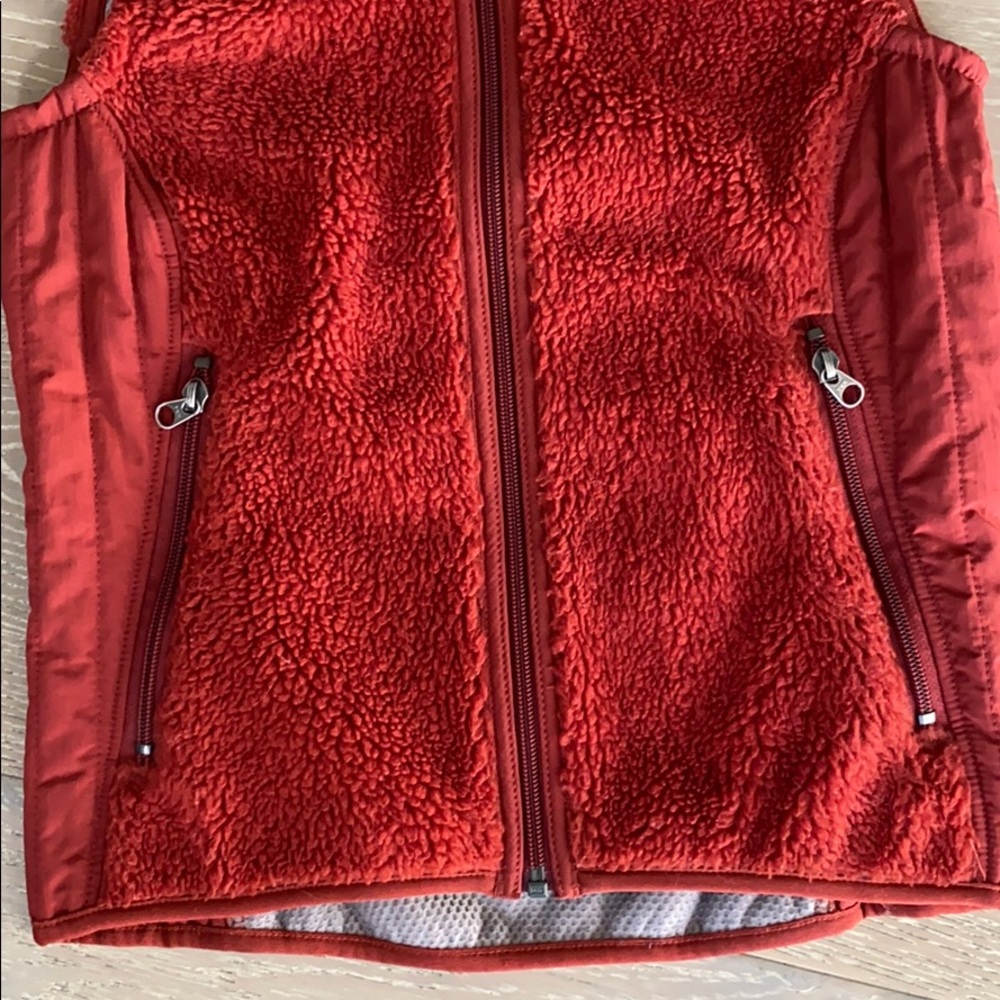 Patagonia deep red Sherpa Vest - Picture 3 of 8